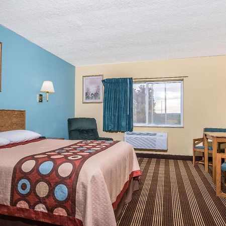 Super 8 By Wyndham Osseo Wi Hotel Kültér fotó